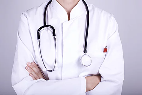Arztkittel mit umgehängtem Stethoskop