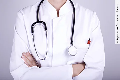 Arztkittel mit umgehängtem Stethoskop