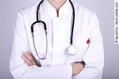 Arztkittel mit umgehängtem Stethoskop