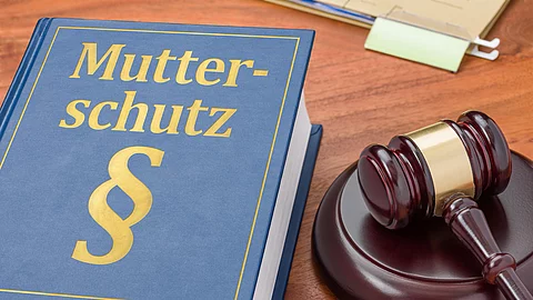 Gesetzbuch mit Richterhammer - Mutterschutz