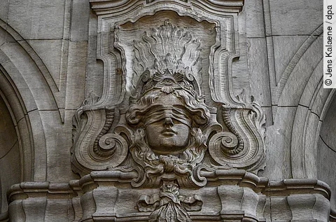 Gericht Ausßenansicht Säulenkopf