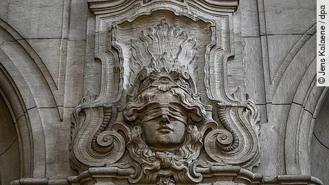 Gericht Ausßenansicht Säulenkopf