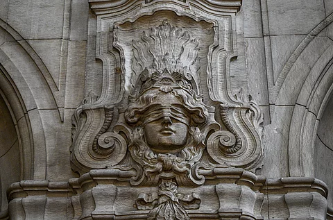 Gericht Ausßenansicht Säulenkopf