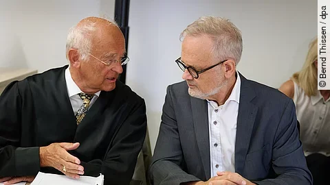 Der Gynäkloge Joachim Volz (r) und sein Anwalt Till Müller-Heidelberg