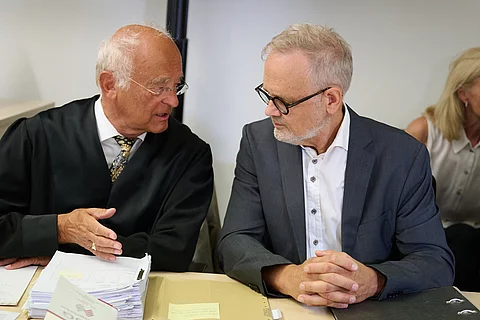 Der Gynäkloge Joachim Volz (r) und sein Anwalt Till Müller-Heidelberg