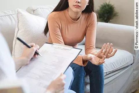 Patientin auf der Couch