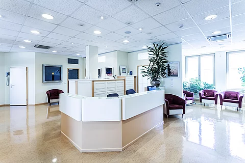 Wartebereich einer Arztpraxis; sollte man künftig beim Facharzt draufzahlen?