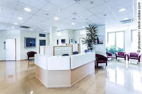 Wartebereich einer Arztpraxis; sollte man künftig beim Facharzt draufzahlen?