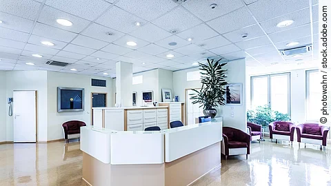 Wartebereich einer Arztpraxis; sollte man künftig beim Facharzt draufzahlen?