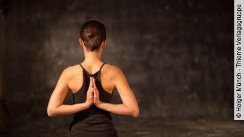 Frau übt Yogapose