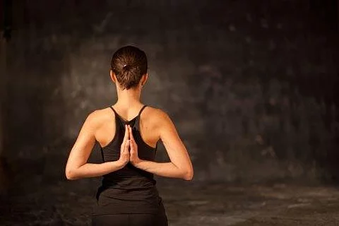 Frau übt Yogapose