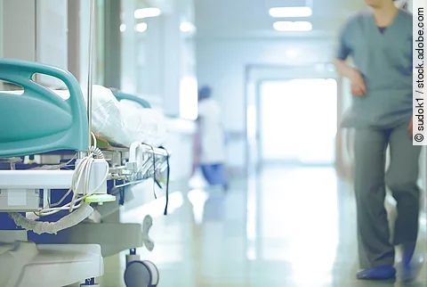 Krankenhausflur: Krankenhäuser registrieren Defizite in Milliardenhöhe