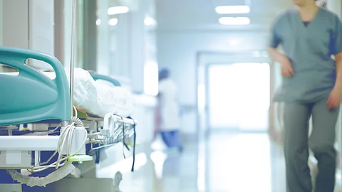 Krankenhausflur: Krankenhäuser registrieren Defizite in Milliardenhöhe