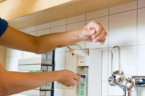 Arzt desinfiziert sich die Hände