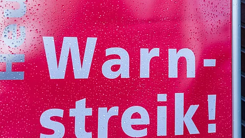Transparent zum Streikaufruf bei regnerischem Wetter Transparent zum Streikaufruf bei regnerischem Wetter