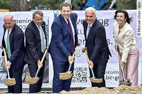 urn:newsml:dpa.com:20090101:250916-911-022177