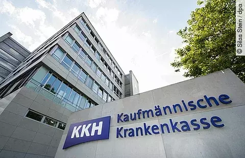 Das Logo der Kaufmännische Krankenkasse (KKH) vor der Kaufmännischen Krankenkasse in Hannover (Niedersachsen).