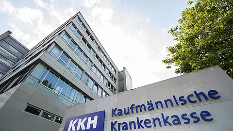 Das Logo der Kaufmännische Krankenkasse (KKH) vor der Kaufmännischen Krankenkasse in Hannover (Niedersachsen).