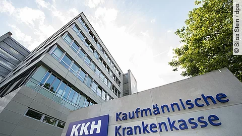 urn:newsml:dpa.com:20090101:250723-935-728238 Das Logo der Kaufmännische Krankenkasse (KKH) vor der Kaufmännischen Krankenkasse in Hannover (Niedersachsen).