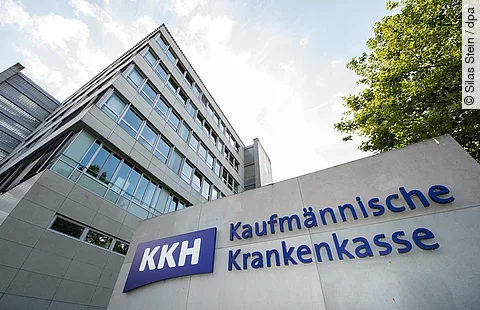 urn:newsml:dpa.com:20090101:250723-935-728238 Das Logo der Kaufmännische Krankenkasse (KKH) vor der Kaufmännischen Krankenkasse in Hannover (Niedersachsen).