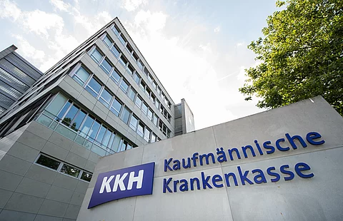 Das Logo der Kaufmännische Krankenkasse (KKH) vor der Kaufmännischen Krankenkasse in Hannover (Niedersachsen).