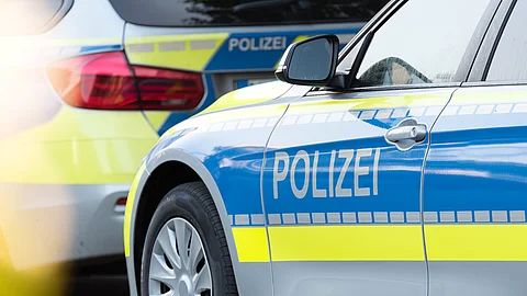 Ein Polizeiwagen auf der Straße