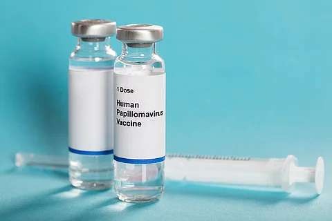 HPV Impfung in Ampulle mit Spritze