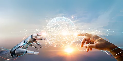 AI, Machine learning, Hands of robot and human touching big data Eine Roboterhand und eine Menschenhand nähern sich einander an