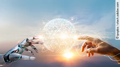 Eine Roboterhand und eine Menschenhand nähern sich einander an