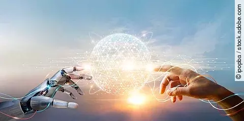 Eine Roboterhand und eine Menschenhand nähern sich einander an