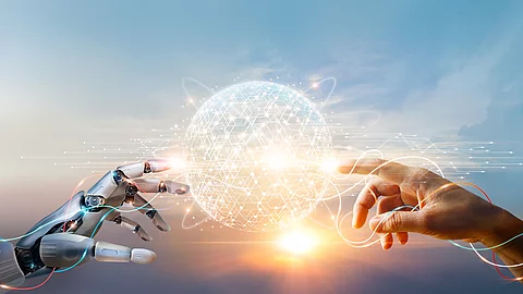 Eine Roboterhand und eine Menschenhand nähern sich einander an