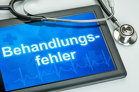 Tablet mit dem Text Behandlungsfehler auf dem Display