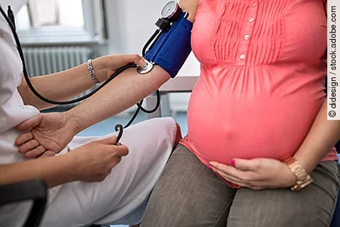 Schwangere Frau lässt Blutdruck messen