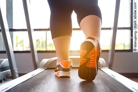 Auf dem Laufband: Ein angeleitetes Kraft- oder Ausdauertraining, das schon zum Zeitpunkt der Chemotherapie absolviert wird, kann für Brustkrebspatientinnen einen großen Nutzen haben.