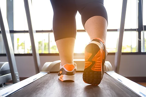 Auf dem Laufband: Ein angeleitetes Kraft- oder Ausdauertraining, das schon zum Zeitpunkt der Chemotherapie absolviert wird, kann für Brustkrebspatientinnen einen großen Nutzen haben.