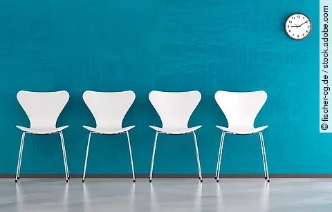 Wartebereich, Stuhlreihe aus weißen Stühlen vor blauer Wand