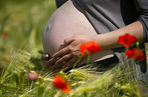 Schwangere Frau im Mohnfeld: "In Deutschland gibt es im Schnitt 22 für Schwangere gefährliche Hitzetage pro Jahr
