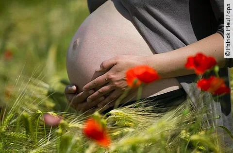 Schwangere Frau im Mohnfeld: "In Deutschland gibt es im Schnitt 22 für Schwangere gefährliche Hitzetage pro Jahr