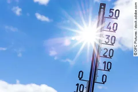 Thermometer vor blauem Sonnenhimmel