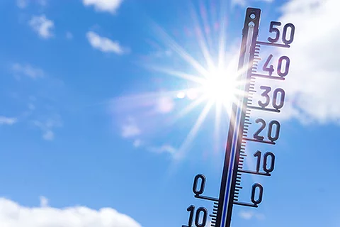 Thermometer vor blauem Sonnenhimmel