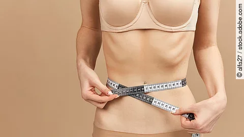 Magersucht und Essstörung: Taillenansicht einer sehr dünnen Frau