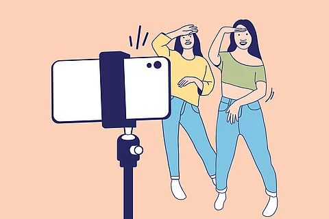TikTok Video, das von 2 Mädchen gedreht wird