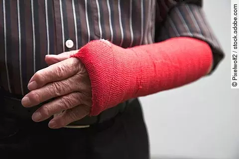 Gipsarm alter Mensch