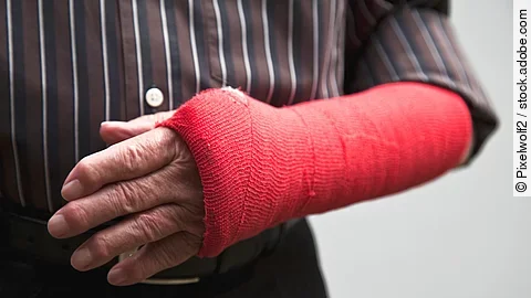 Gipsarm alter Mensch