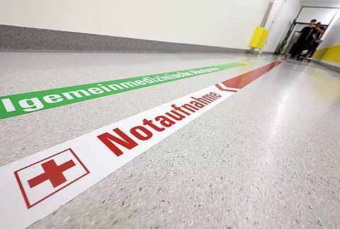 Ein Wegweiser leitet im Universitätsklinikum zur Notaufnahme