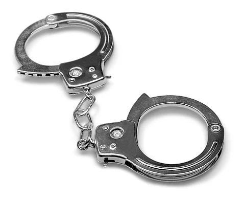 Handschellen, Ein Arzt aus Osnabrück wird wegen sexueller Übergriffe angeklagt