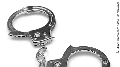 handcuffs Handschellen, Ein Arzt aus Osnabrück wird wegen sexueller Übergriffe angeklagt