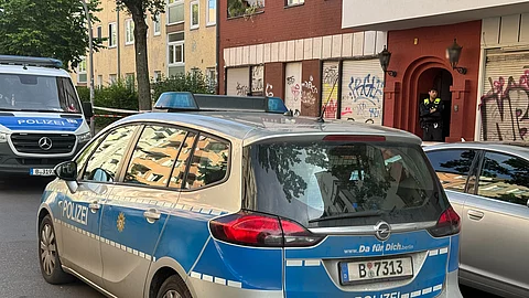 Polizeiauto vor Berliner Arztpraxis