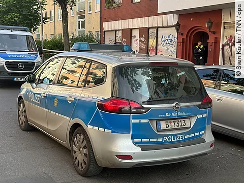 urn:newsml:dpa.com:20090101:250619-935-660402 Polizeiauto vor Berliner Arztpraxis