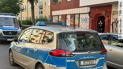 Polizeiauto vor Berliner Arztpraxis